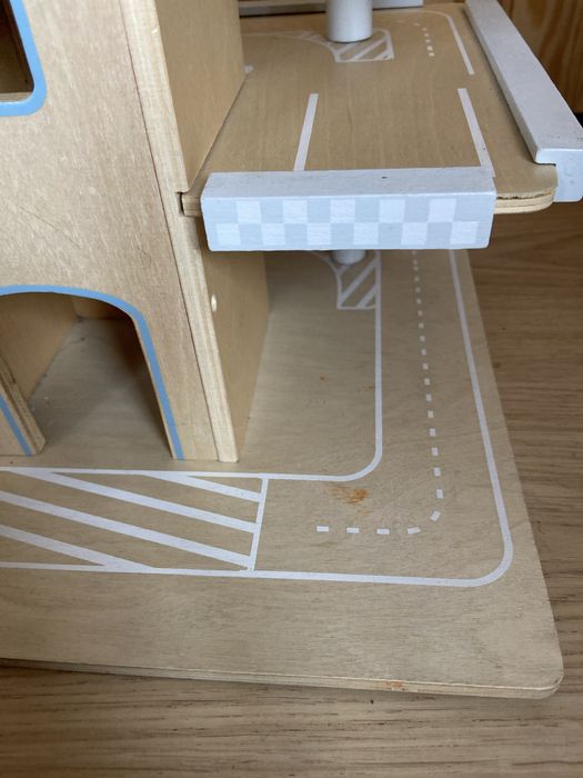 Duży drewniany zestaw mamabrum - garaż, tor dla autek i laweta