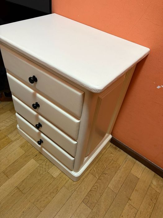 Cómoda e mesinhas de cabeceira brancas