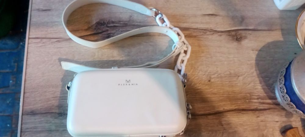 Біла сумка або клач в хорошому стані