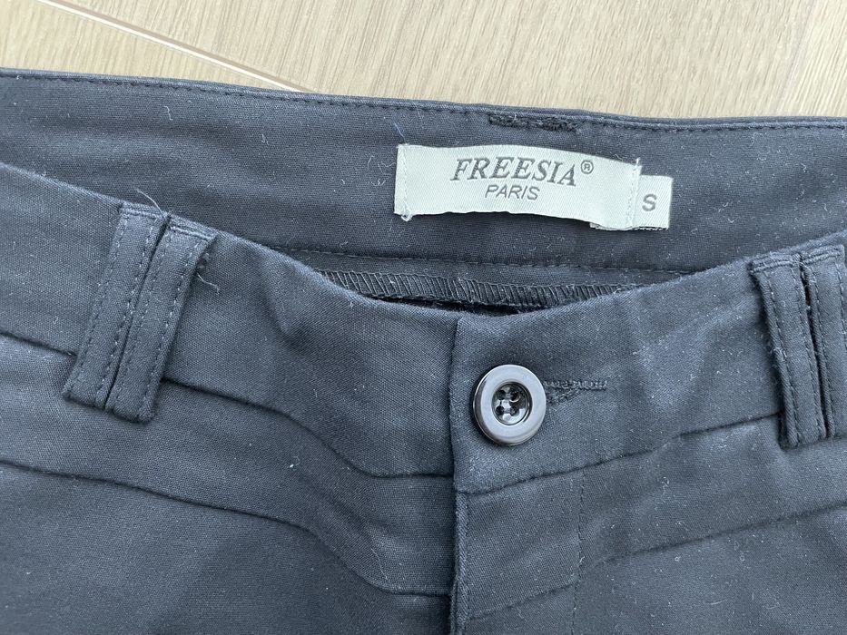 Czarne eleganckie materialowe spodnie S fresia