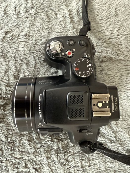 Panasonic Lumix DMC-FZ200