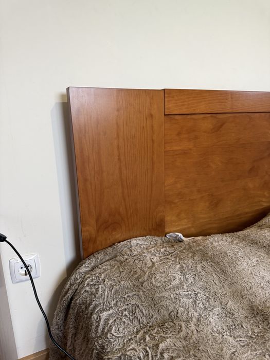 Cama de casal com elevatoria e mesas de cabeceira