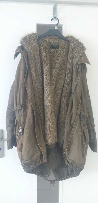 ocieplana kurtka zimowa parka z futrem Bershka