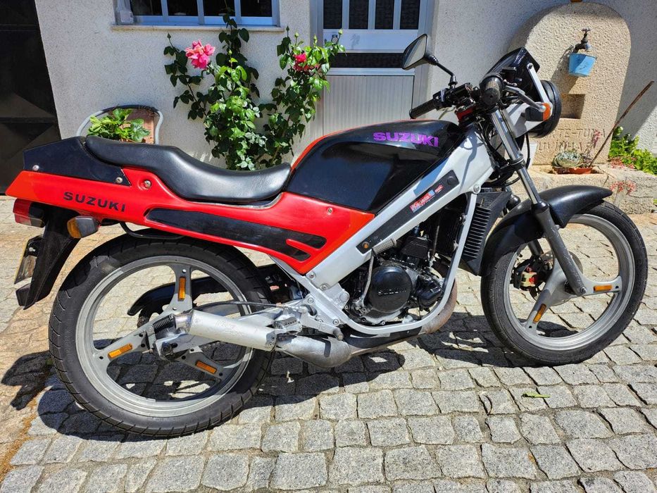 Motorizada Suzuki em ótimas condições