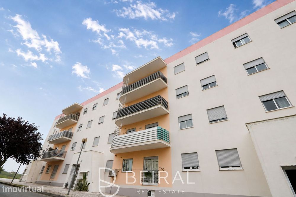 Apartamento T2 às portas de Lisboa, com varanda, vista e estacionamen