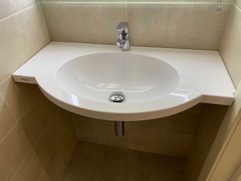 Умивальник зі стільницею зі штучного каменю, стільниця в ванну