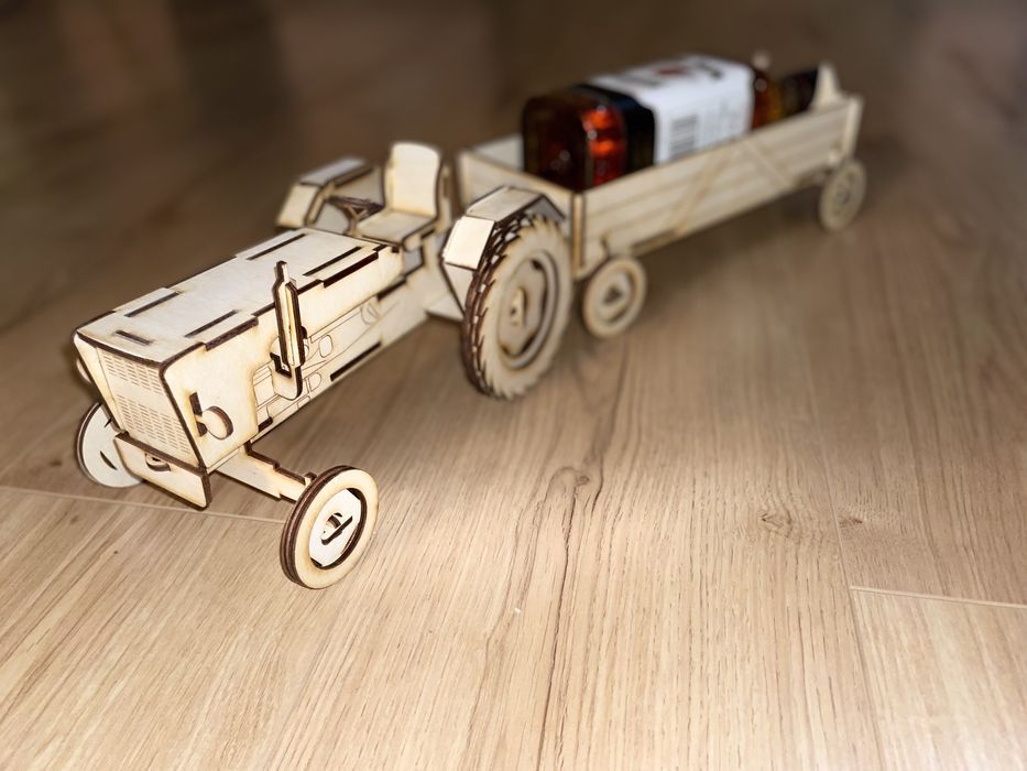 Ciągnik z sklejki na alkochol
