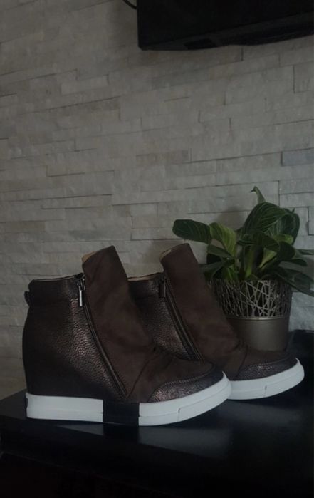 Buty damskie na koturnie