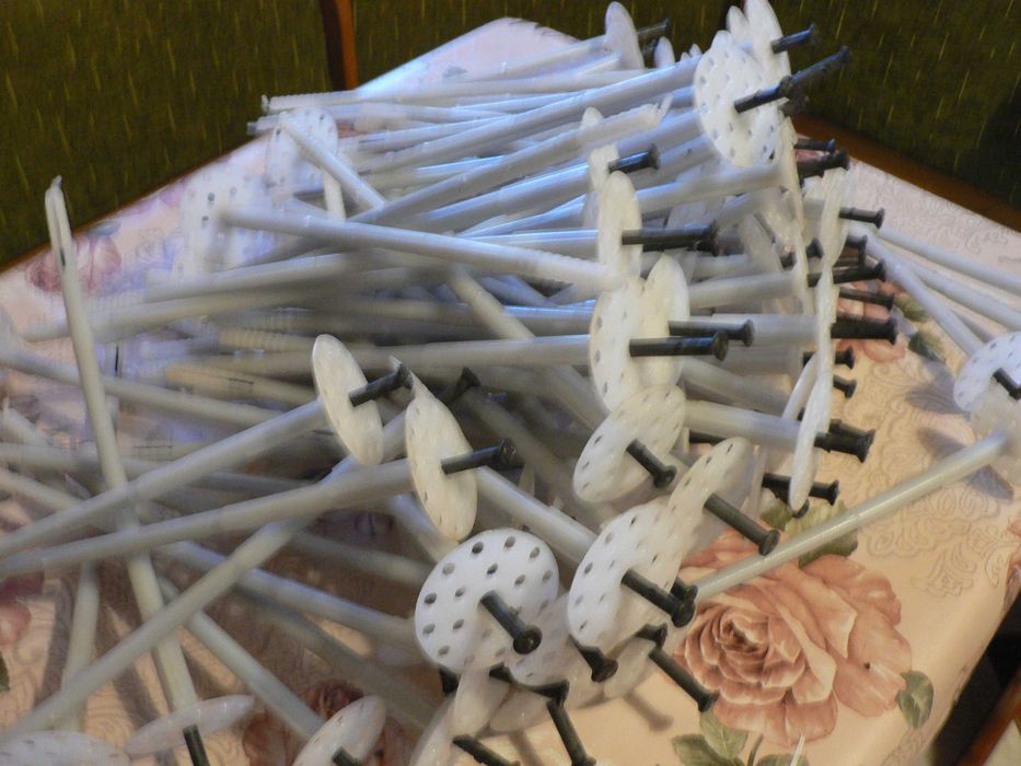 Kołek do styropianu 10x300mm  84 szt .