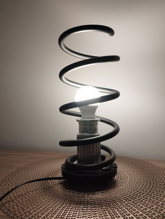 Lampa stołowa handmade ze sprężyny
