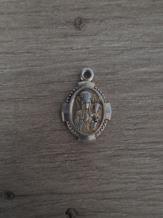 Stary medalik Matka Boska Częstochowska