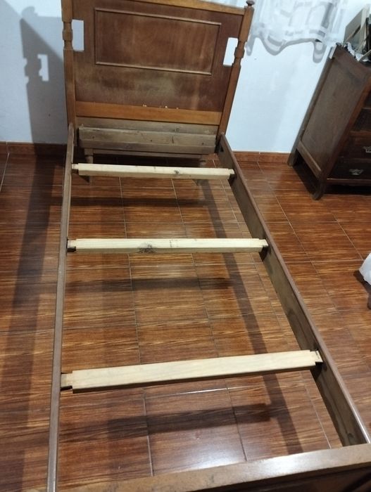 Cama de solteiro em madeira com colchão