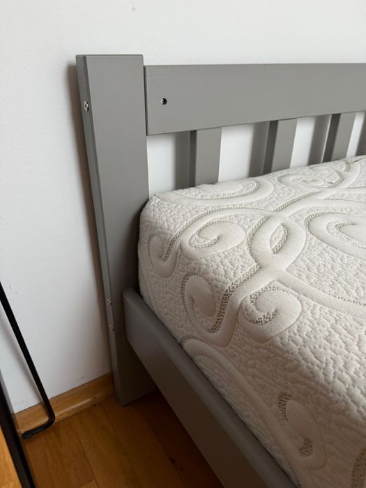 Sprzedam łużko jednosobowe z materacem .