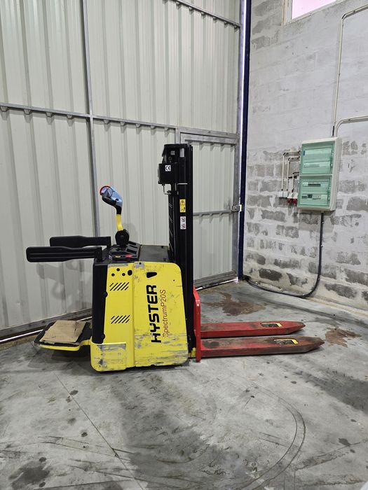 Porta-Paletes Elétrico Triplex Marca Hyster