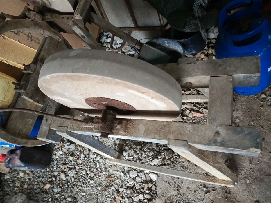 Ostrzałka zabytkowa kamienna