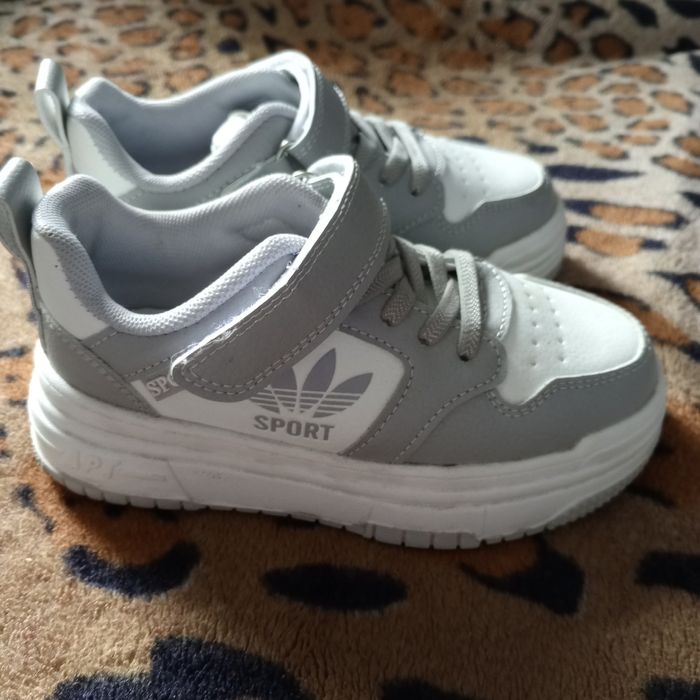 Дитячі кросівки.