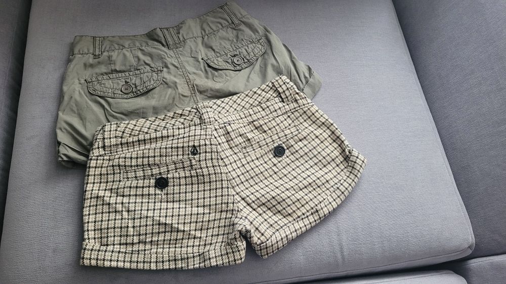 Zestaw szorty w kratkę Volcom i oliwkowe Aeropostale S
