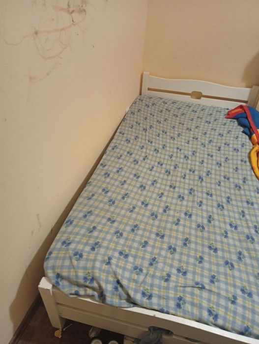 Vende se  uma cama de solteiro e 2 cômoda