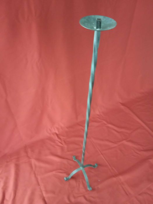 Castiçal para uma vela em ferro forjado