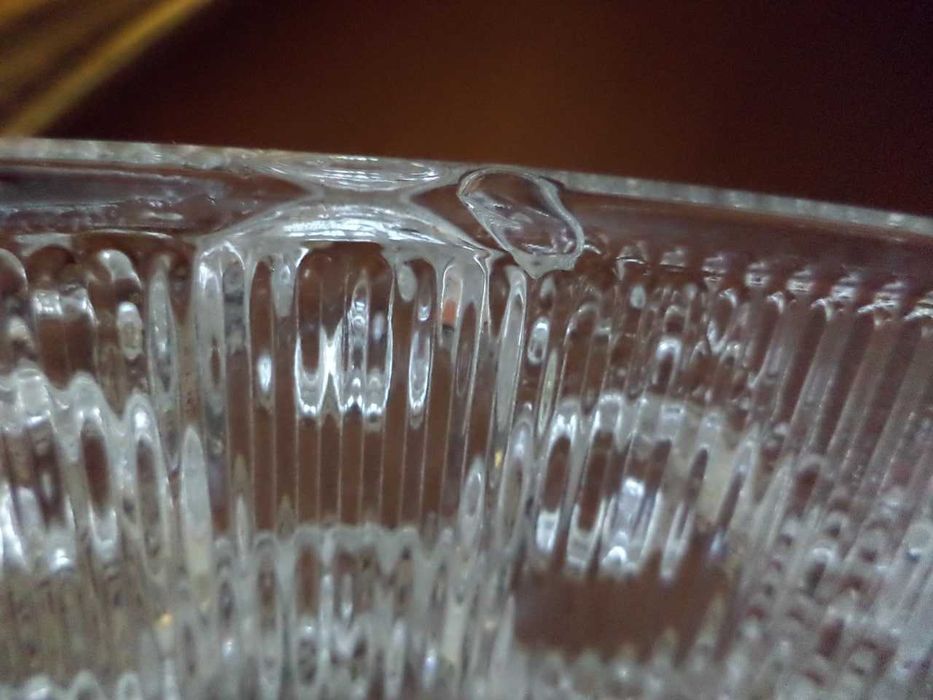 ваза конфетница из старого стекла на металлической ножке