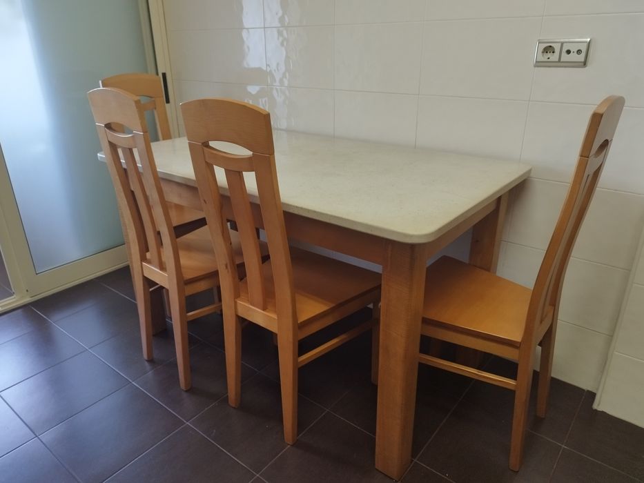Mesa em madeira maciça