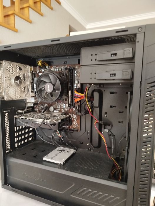Setup Gaming Ryzen 5 + GTX 1050Ti + Monitor 24” + SSD