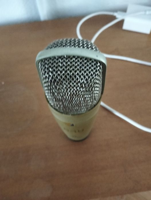Microfone para gravação de voz. Com algum uso.