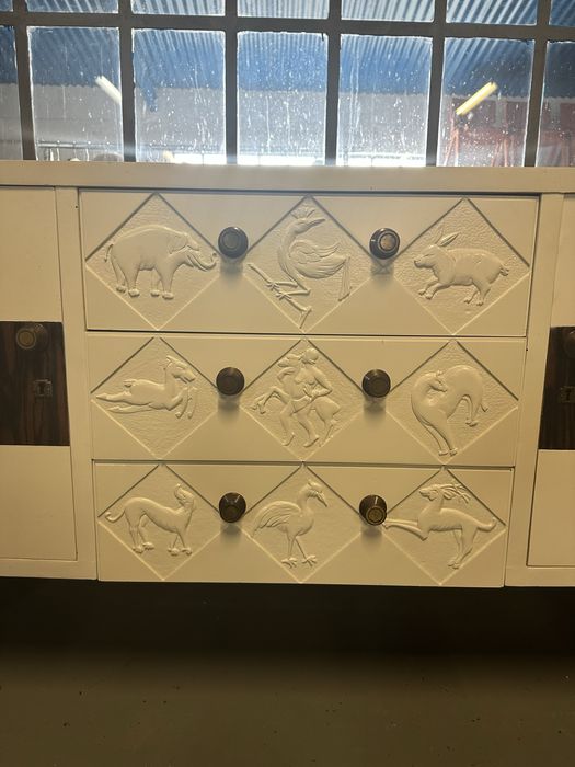 Aparador Lacado de Branco com pormenores em madeira