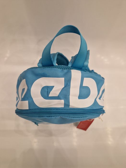 Śliczny plecak Reebok z markowym brelokiem.