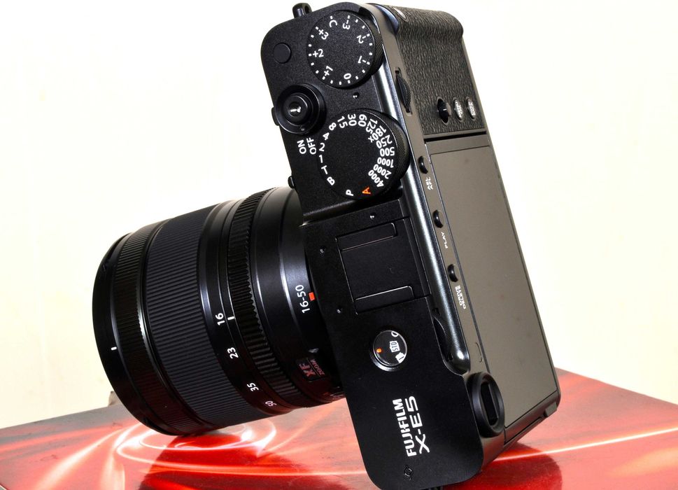 Fuji X-E5 Nova + XF 16x50 F: 2.8-4.8 WR novo. Bateria extra.