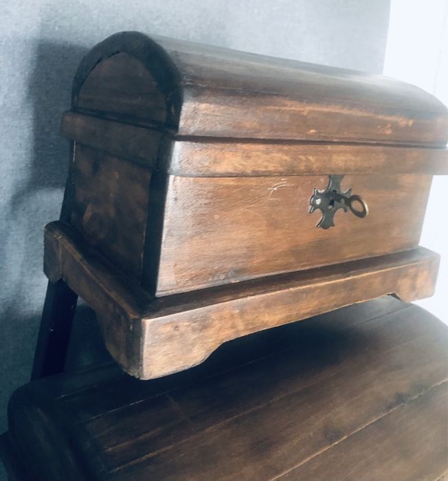 baús de madeira antigos de estilo rústico,