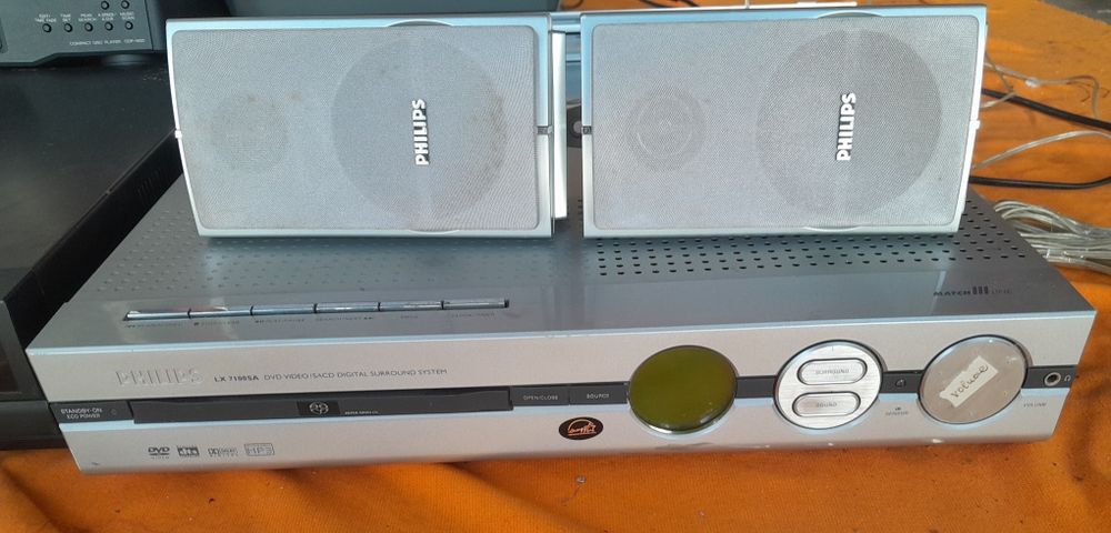 Leitores de DVD.  e um de digitalização VHS não está disponível