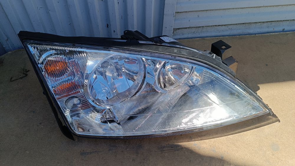 Vendo farol direito de Ford Mondeo ano 1997