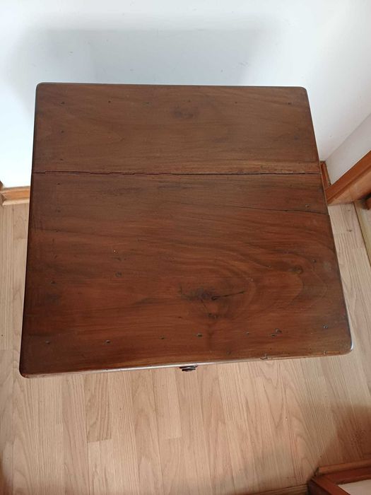 Mesa de cabeceira rústica, de fabrico manual em madeira de pinho