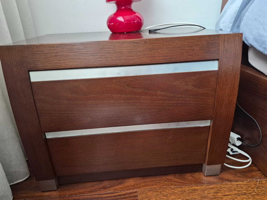 Mobília Quarto de Casal (Cama, mesinhas, cómoda e espelho)