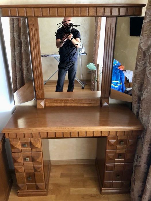 Стіл з дзеркалом та шухлядами