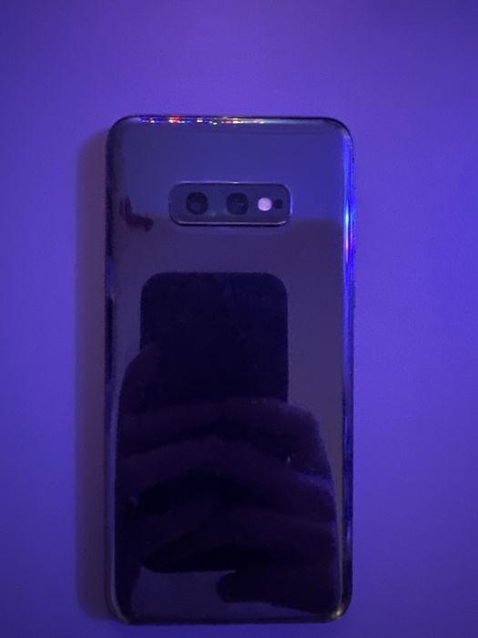 Samsung Galaxy S10e.