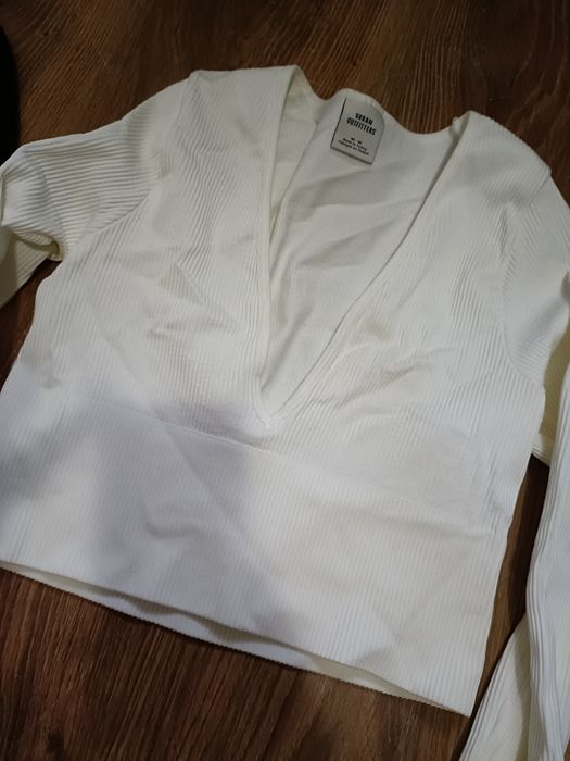 Dwa topy, bluzki Zara i Urban Outfitters
