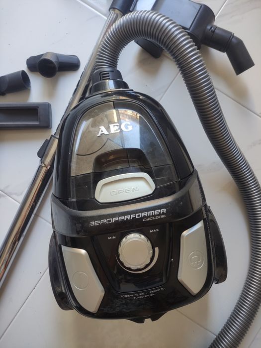 Aspirador AEG sem saco

Defeito: partida "dobradiça" do depósito, mas