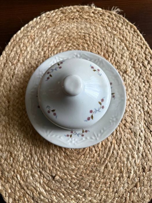 Porcelanowa maselniczka