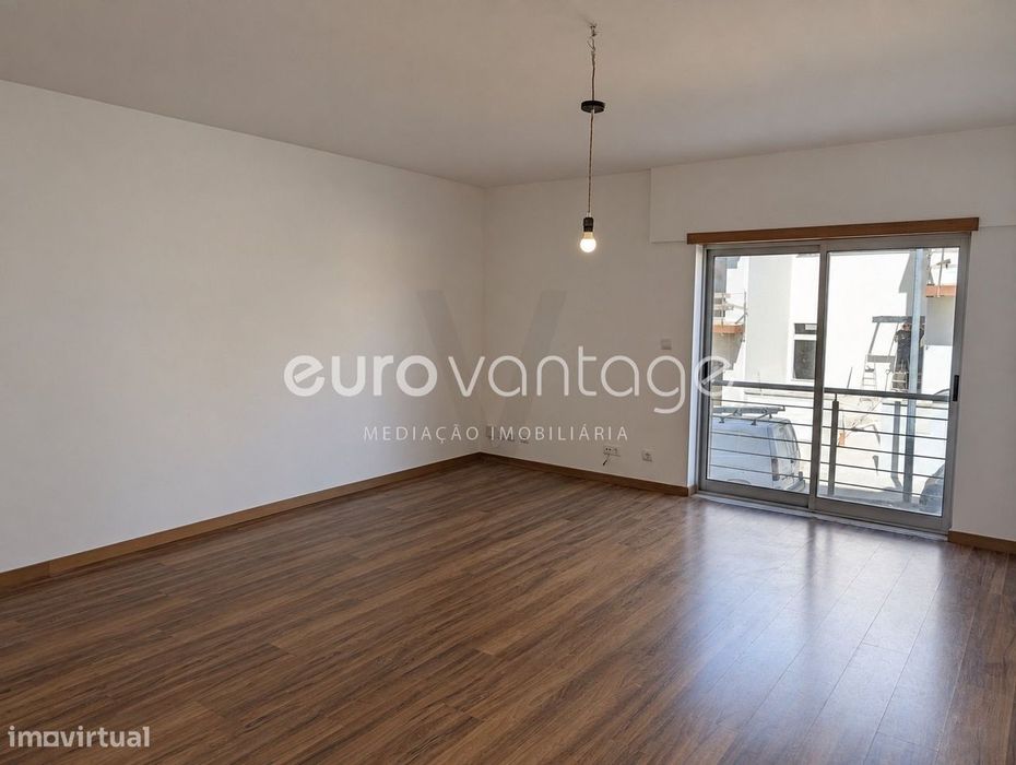 Apartamento T2+1 com 2 Garagens & Sótão | Casal dos Matos, Pousos,...