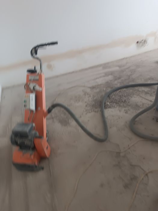 Obniżanie poziomu posadzki podłogi niwelacja frezowanie betonu kucie