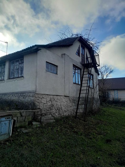 Продається будинок неподалік від міста Хмельницький.