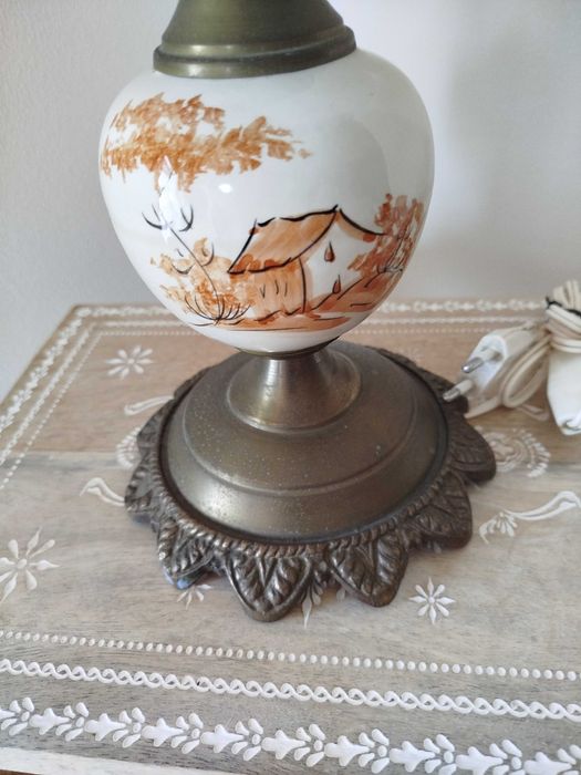 Antigo Candeeiro de Mesa, muito elegante e em óptimo estado