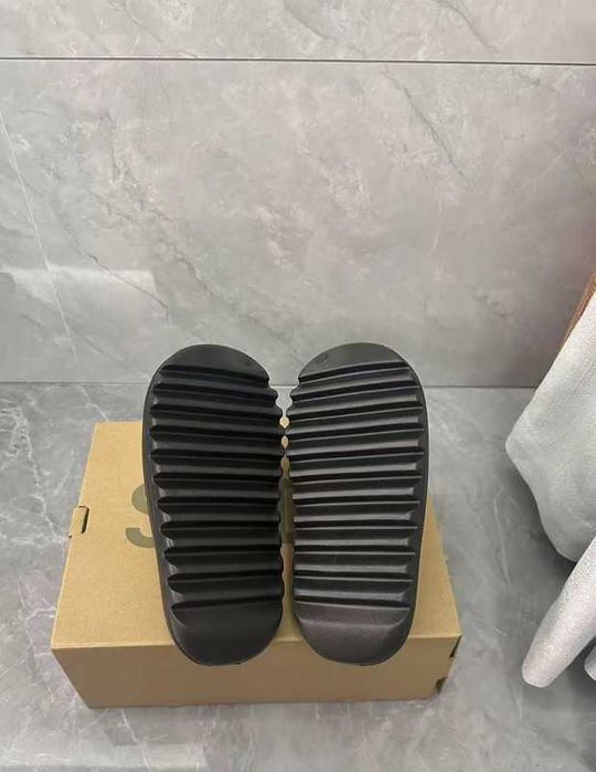 adidas Yeezy Slide / 42
