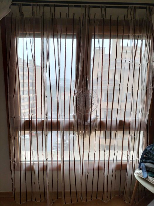 Cortinados beje com riscas bordôt e dourado