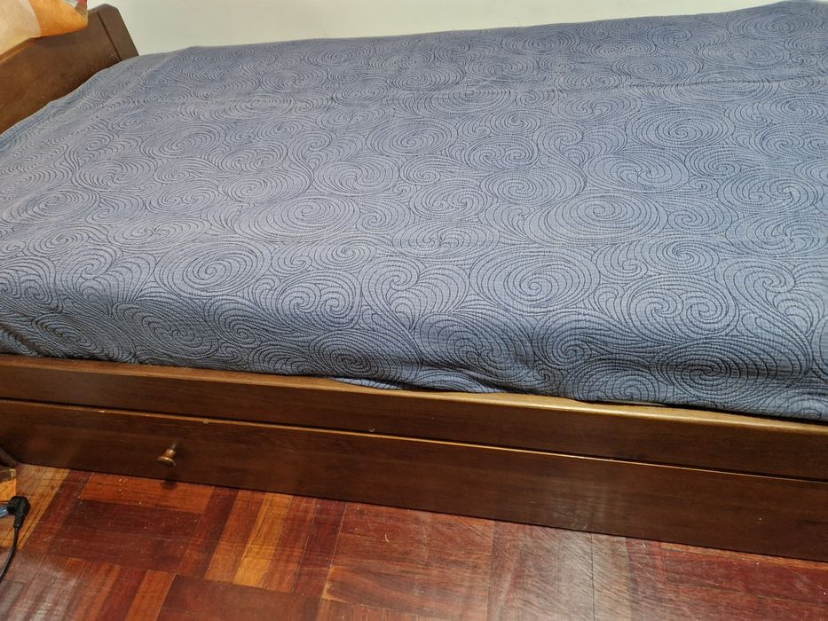 Cama de solteiro com colchão em bom estado.