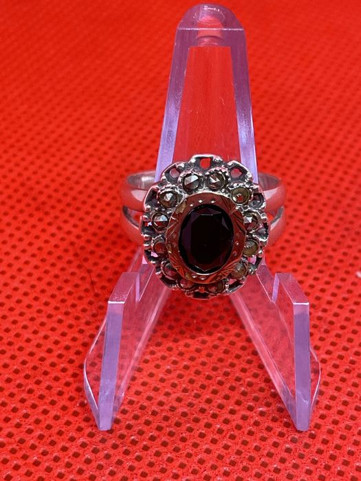 Anel prata com pedra preta e apontamentos a ouro