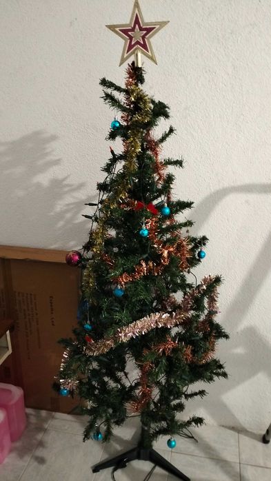 Árvore de natal 1,50m com enfeites e luzes