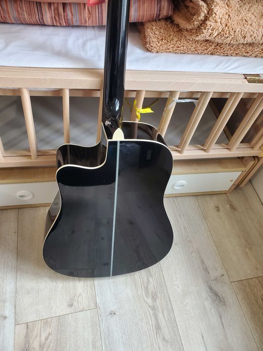 акустическая черная гитара с усиленным грифом